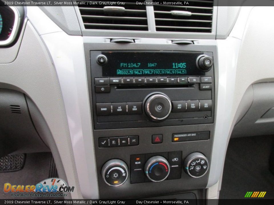 2009 Chevrolet Traverse LT Silver Moss Metallic / Dark Gray/Light Gray Photo #16