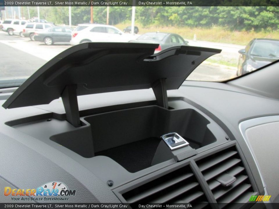 2009 Chevrolet Traverse LT Silver Moss Metallic / Dark Gray/Light Gray Photo #18