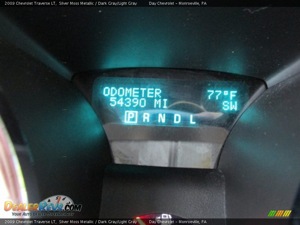 2009 Chevrolet Traverse LT Silver Moss Metallic / Dark Gray/Light Gray Photo #20