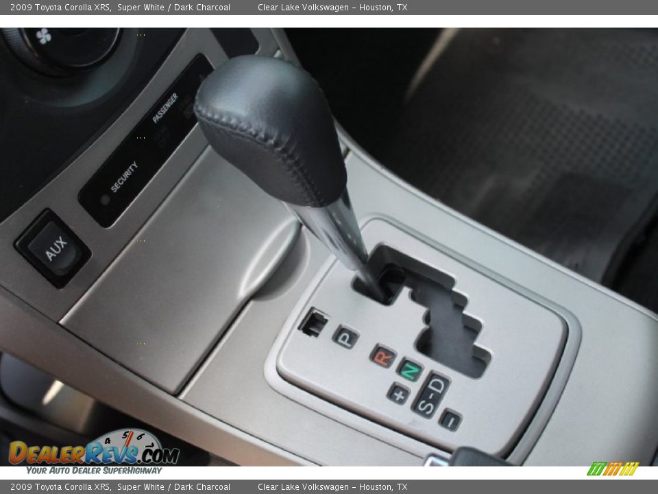 2009 Toyota Corolla XRS Super White / Dark Charcoal Photo #21