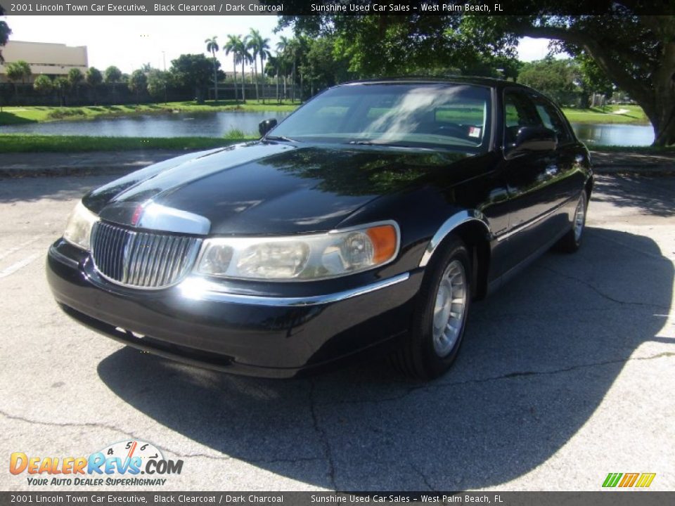 Front 3/4 View of 2001 Lincoln Town Car Executive Photo #1
