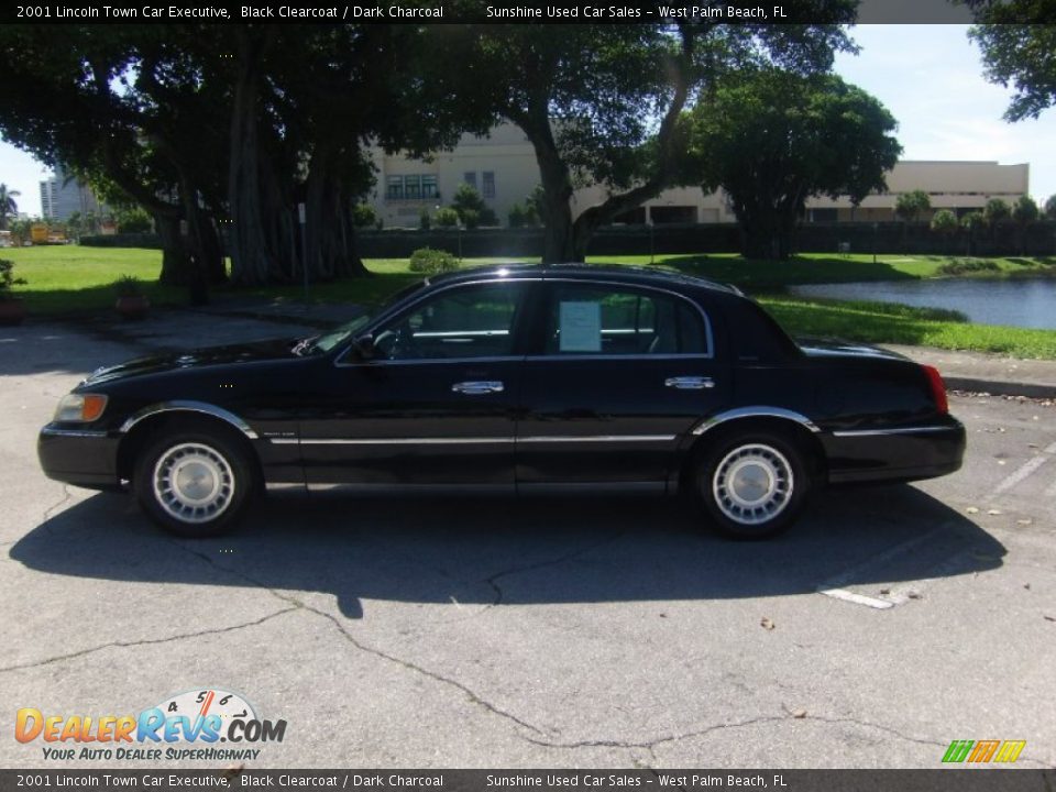 2001 Lincoln Town Car Executive Black Clearcoat / Dark Charcoal Photo #2