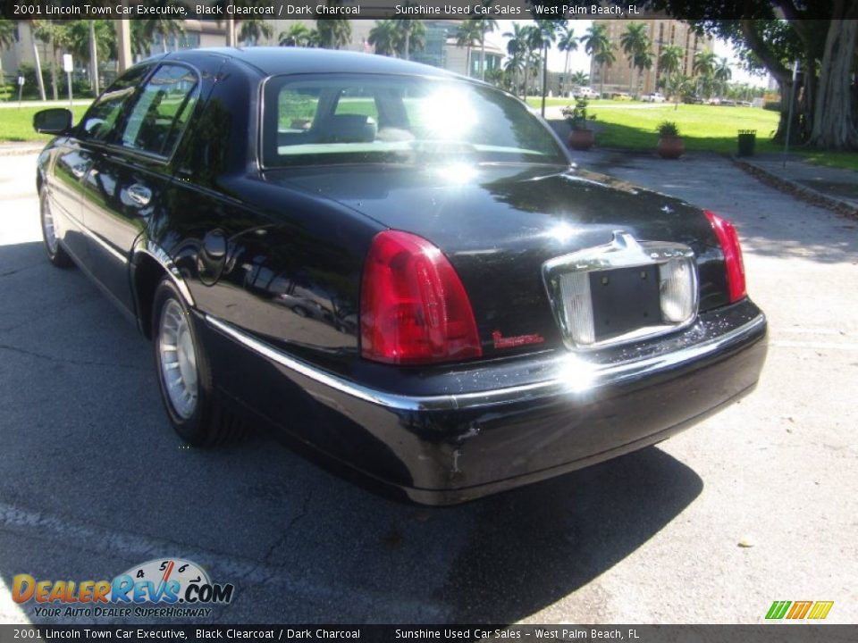 2001 Lincoln Town Car Executive Black Clearcoat / Dark Charcoal Photo #3