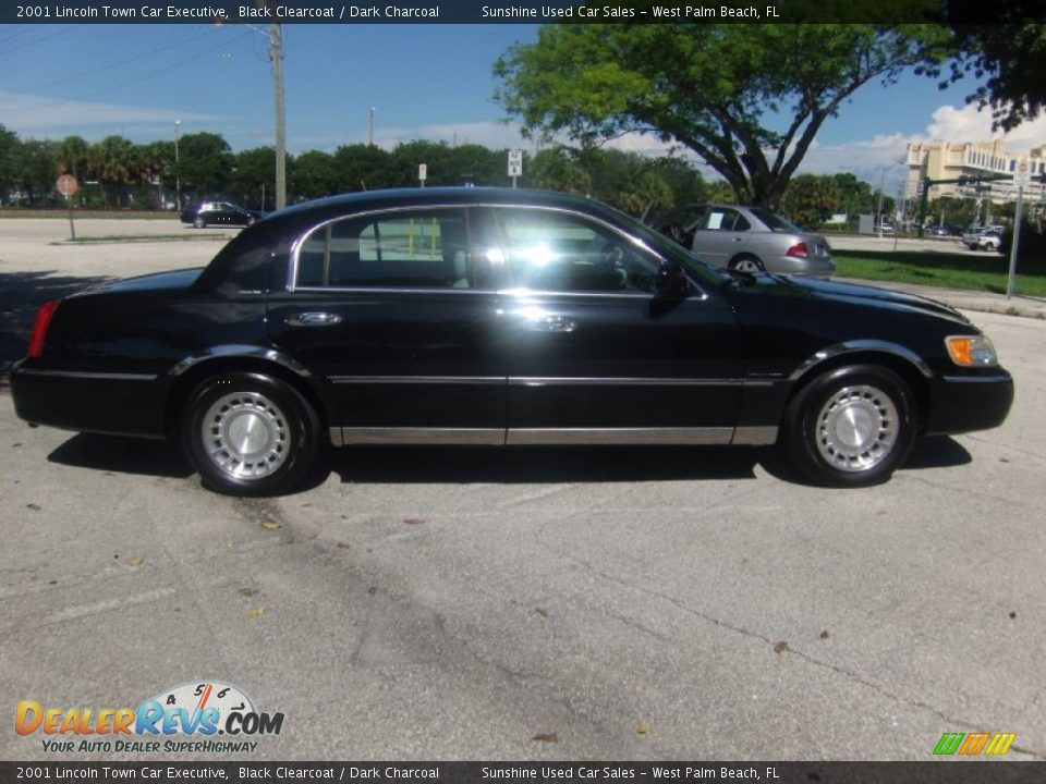 2001 Lincoln Town Car Executive Black Clearcoat / Dark Charcoal Photo #5