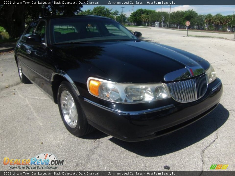 2001 Lincoln Town Car Executive Black Clearcoat / Dark Charcoal Photo #6