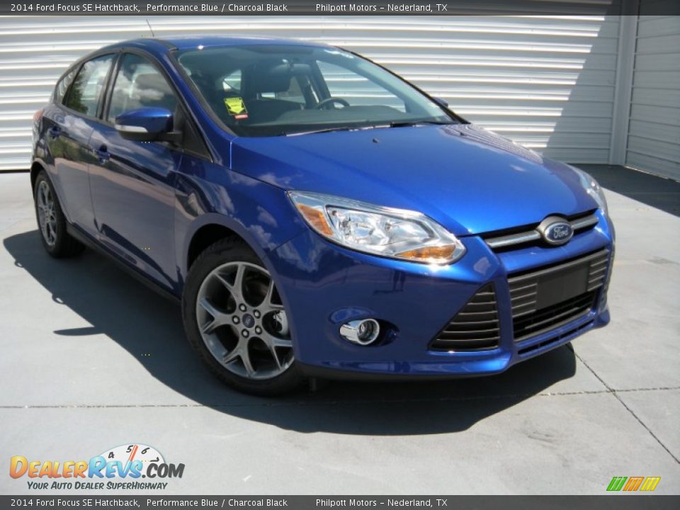 Front 3/4 View of 2014 Ford Focus SE Hatchback Photo #2
