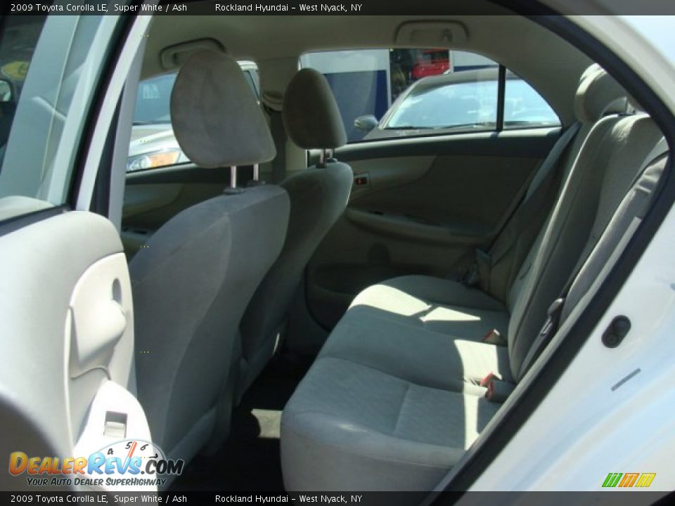 2009 Toyota Corolla LE Super White / Ash Photo #17