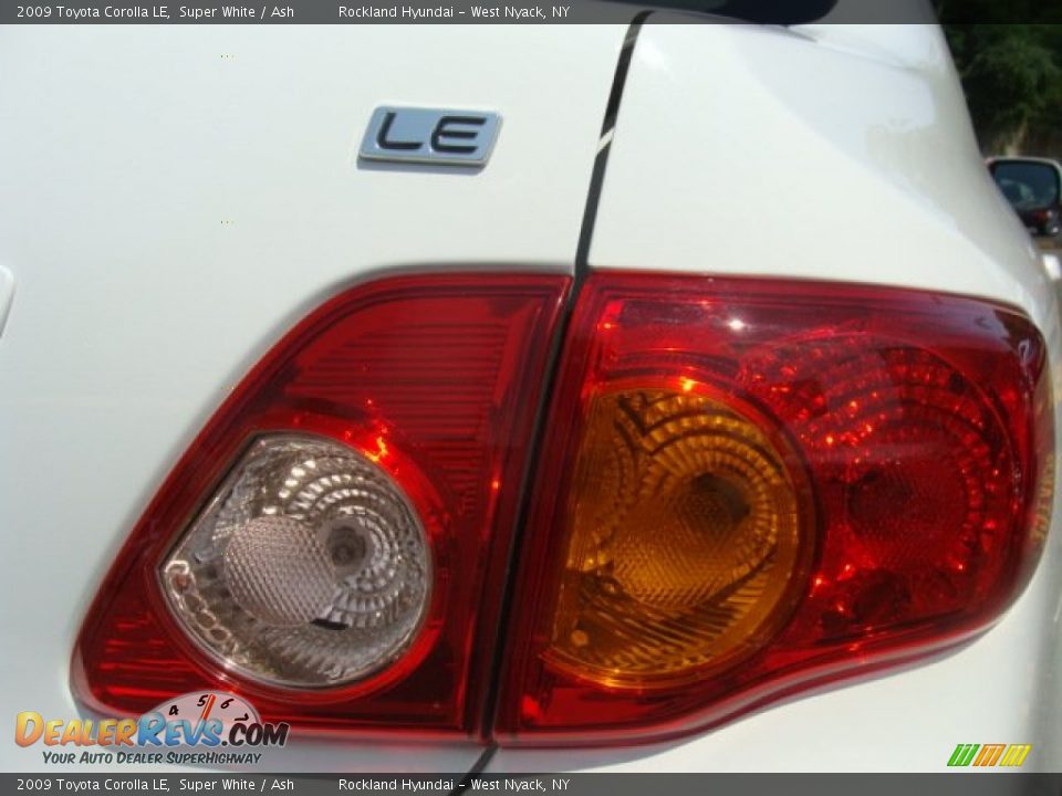 2009 Toyota Corolla LE Super White / Ash Photo #19