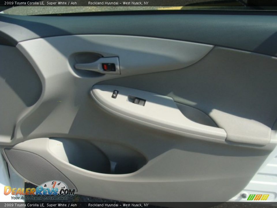 2009 Toyota Corolla LE Super White / Ash Photo #21