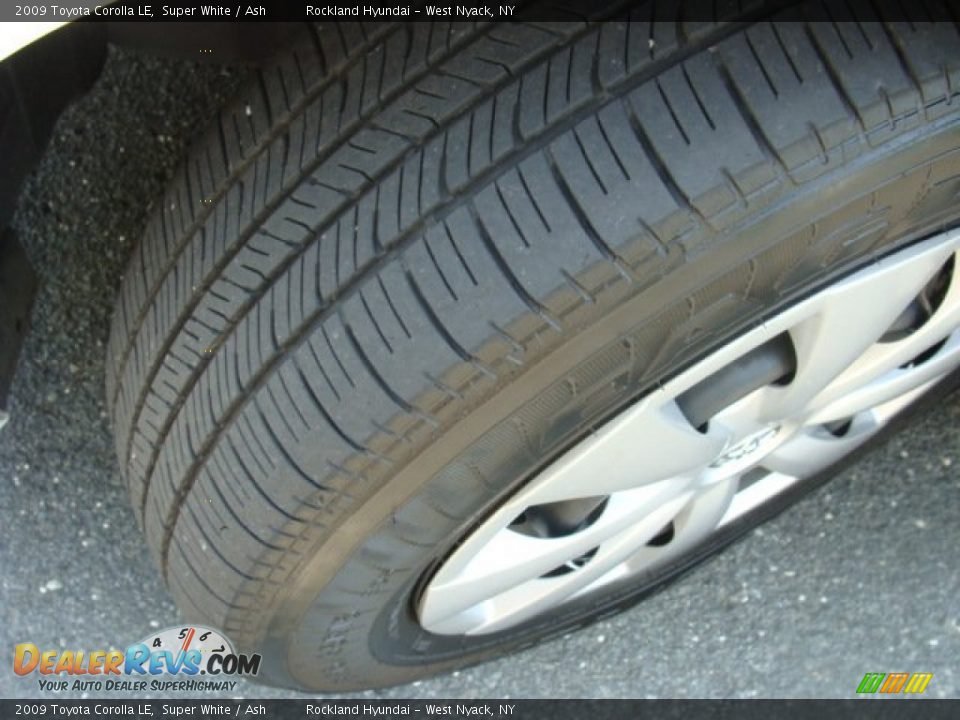 2009 Toyota Corolla LE Super White / Ash Photo #25