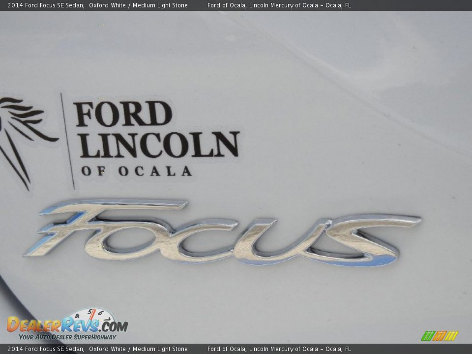 2014 Ford Focus SE Sedan Oxford White / Medium Light Stone Photo #4