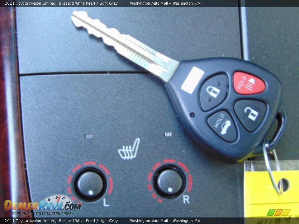 2011 Toyota Avalon Limited Blizzard White Pearl / Light Gray Photo #16