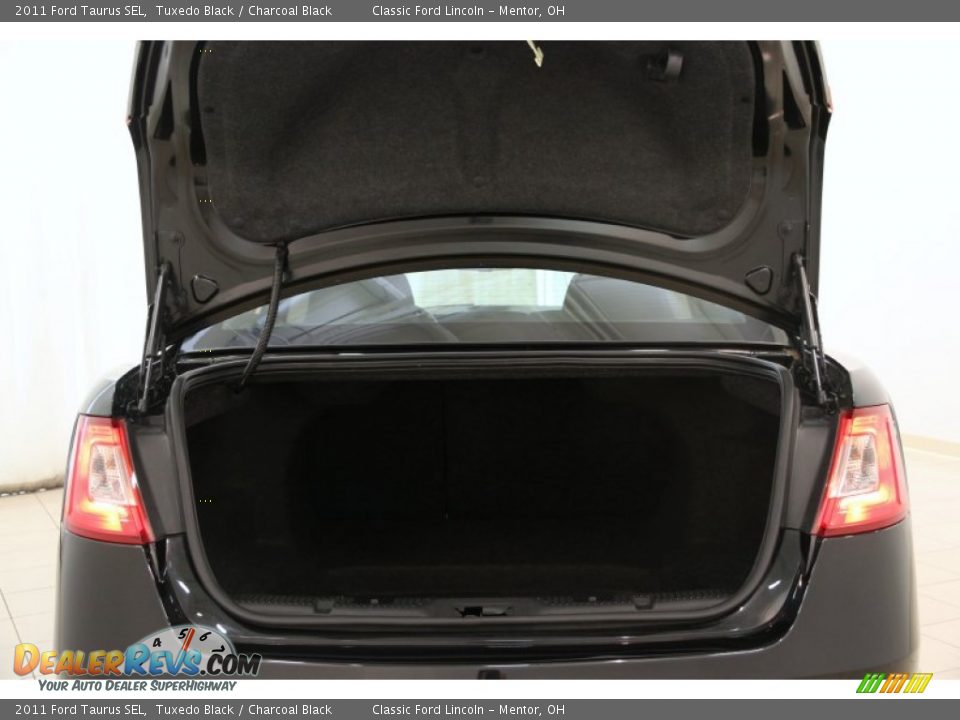 2011 Ford Taurus SEL Tuxedo Black / Charcoal Black Photo #16