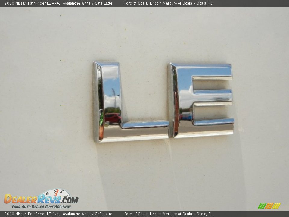 2010 Nissan Pathfinder LE 4x4 Avalanche White / Cafe Latte Photo #9