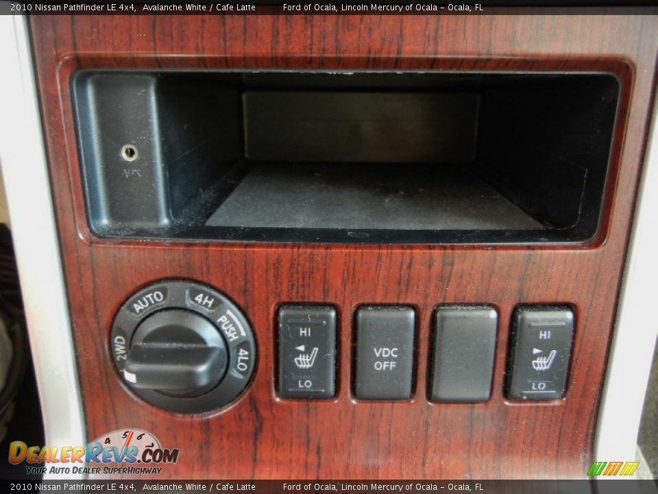 2010 Nissan Pathfinder LE 4x4 Avalanche White / Cafe Latte Photo #25