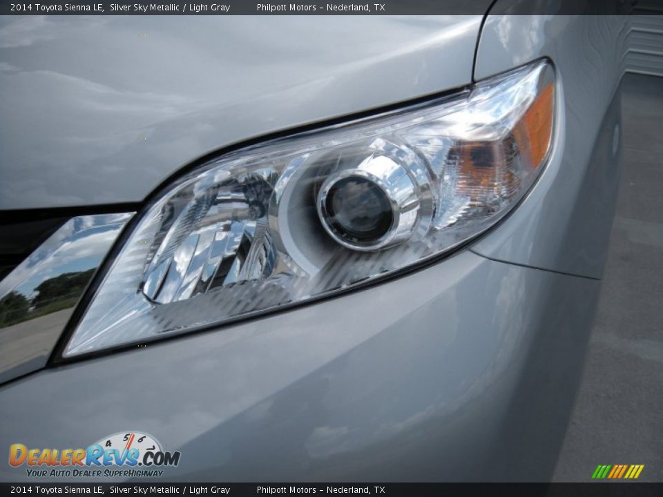 2014 Toyota Sienna LE Silver Sky Metallic / Light Gray Photo #9