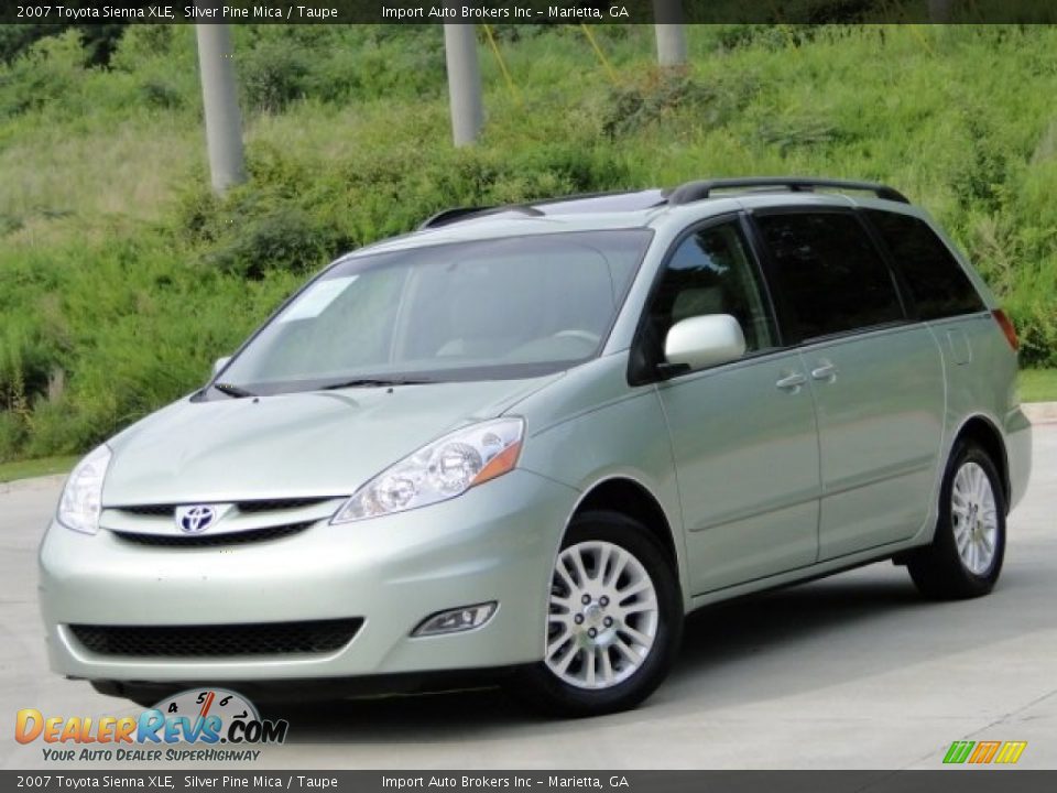 Front 3/4 View of 2007 Toyota Sienna XLE Photo #1