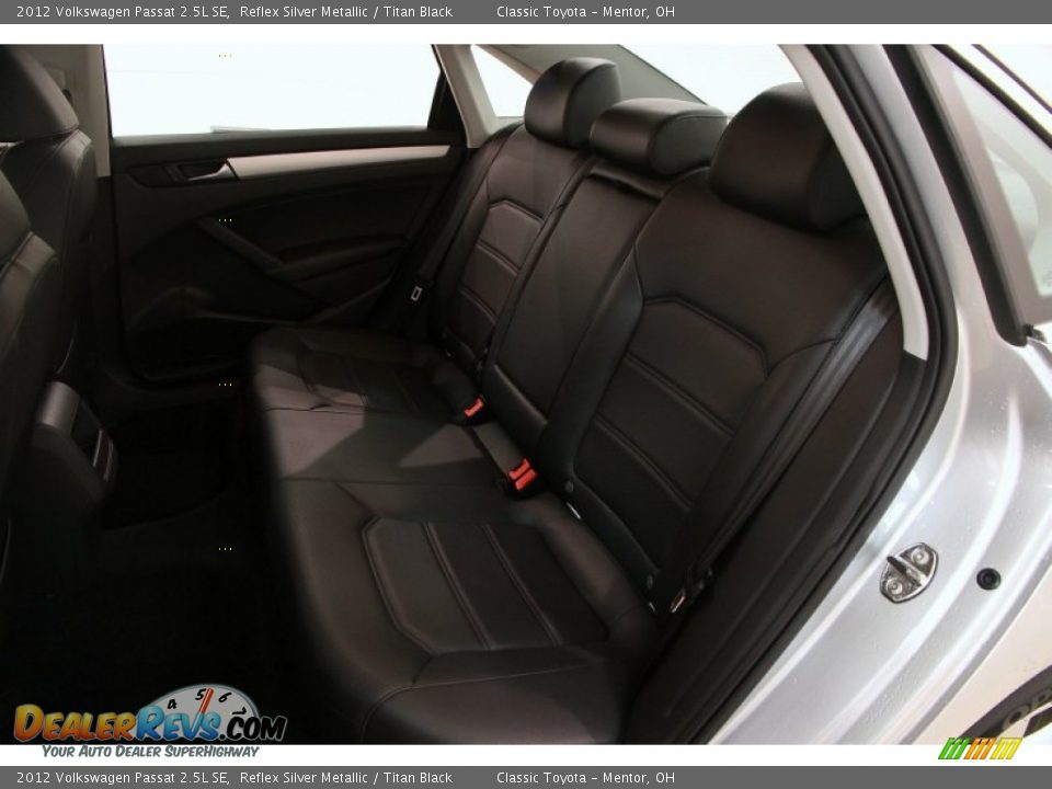 2012 Volkswagen Passat 2.5L SE Reflex Silver Metallic / Titan Black Photo #25