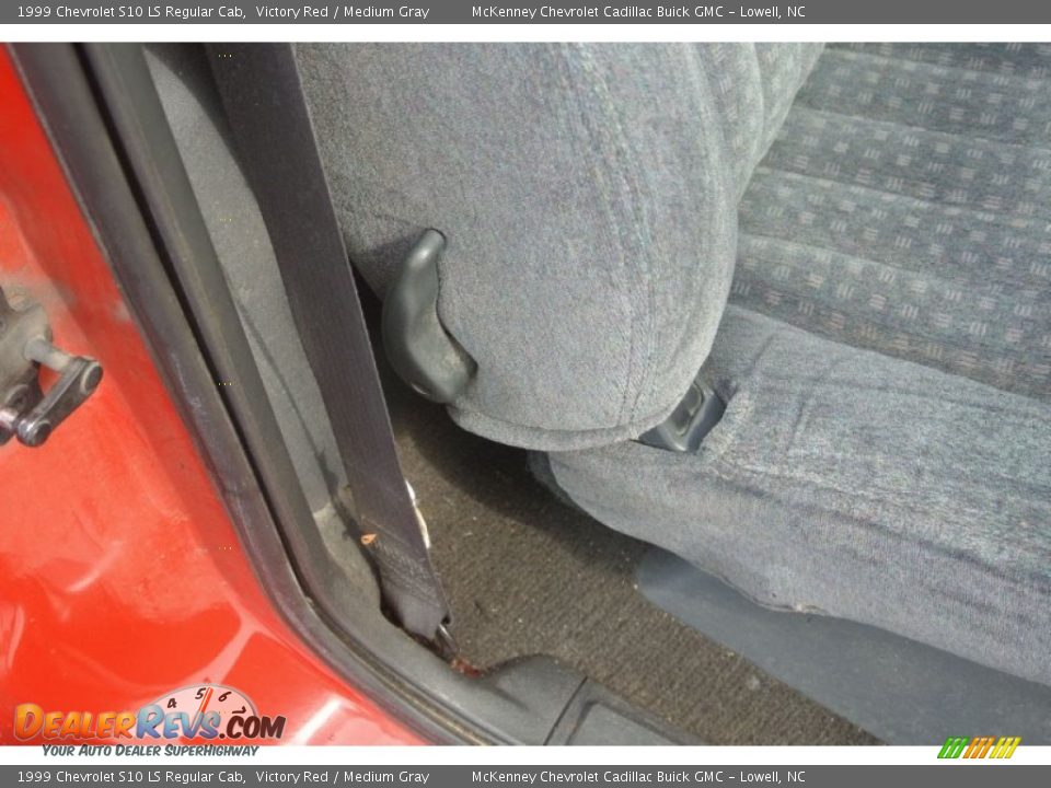 1999 Chevrolet S10 LS Regular Cab Victory Red / Medium Gray Photo #19