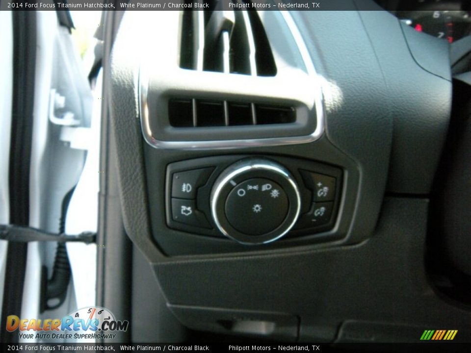 2014 Ford Focus Titanium Hatchback White Platinum / Charcoal Black Photo #34