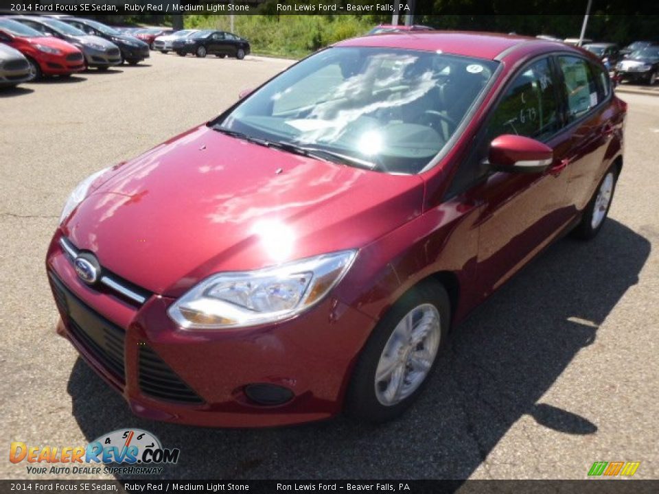 2014 Ford Focus SE Sedan Ruby Red / Medium Light Stone Photo #4