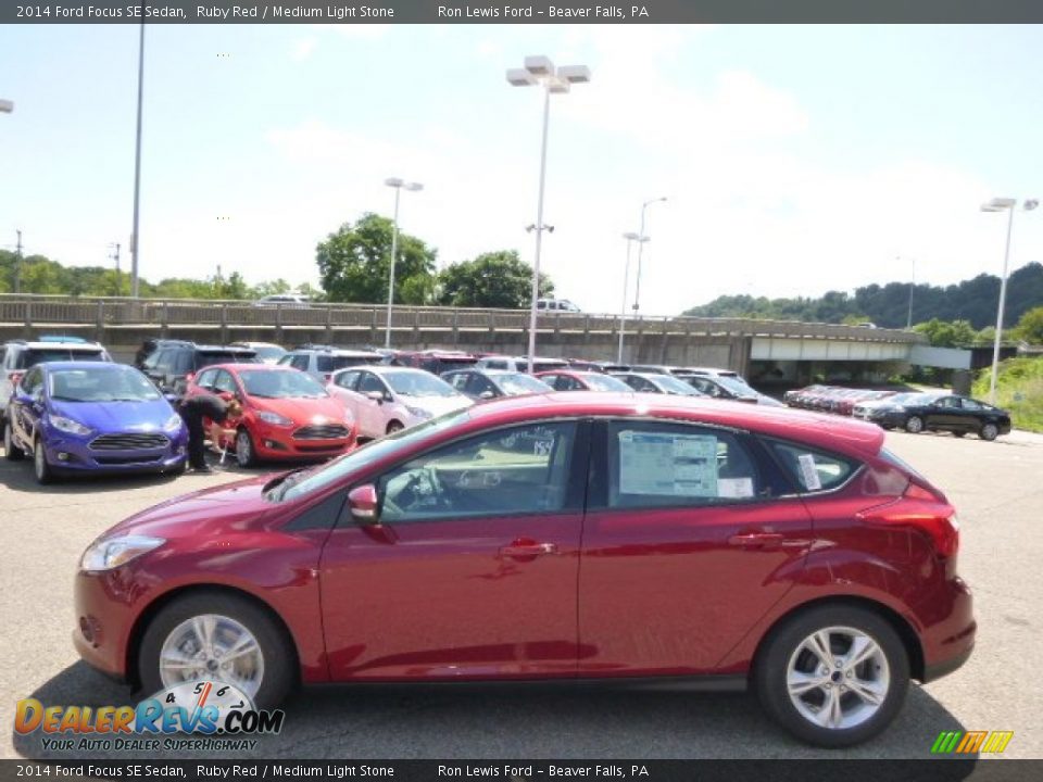 2014 Ford Focus SE Sedan Ruby Red / Medium Light Stone Photo #5
