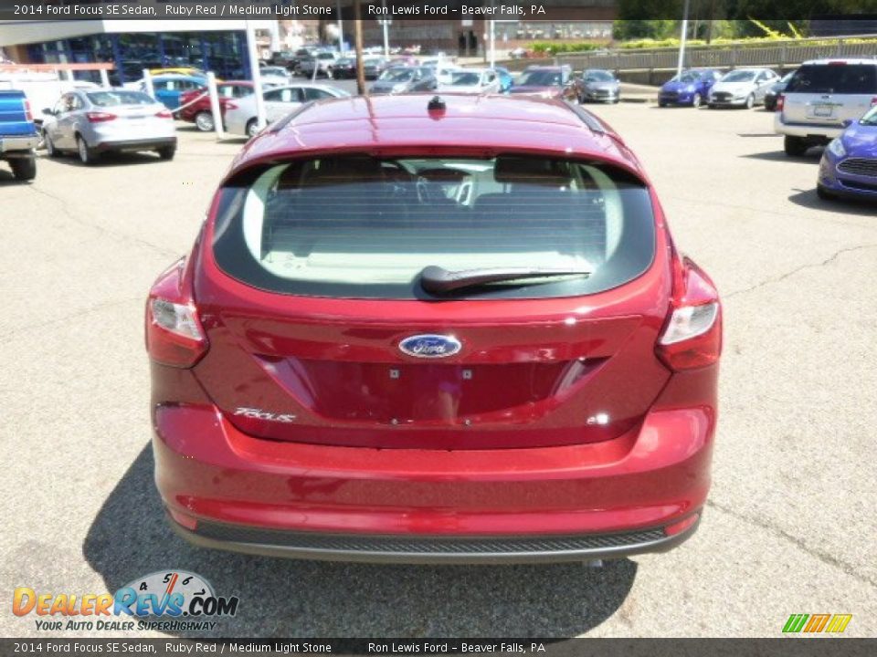 2014 Ford Focus SE Sedan Ruby Red / Medium Light Stone Photo #7