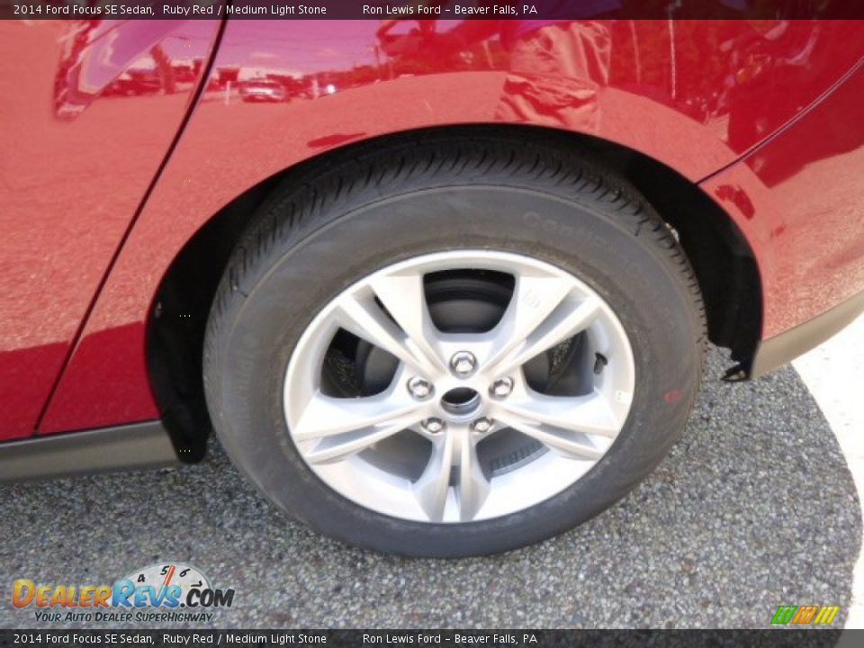 2014 Ford Focus SE Sedan Ruby Red / Medium Light Stone Photo #9