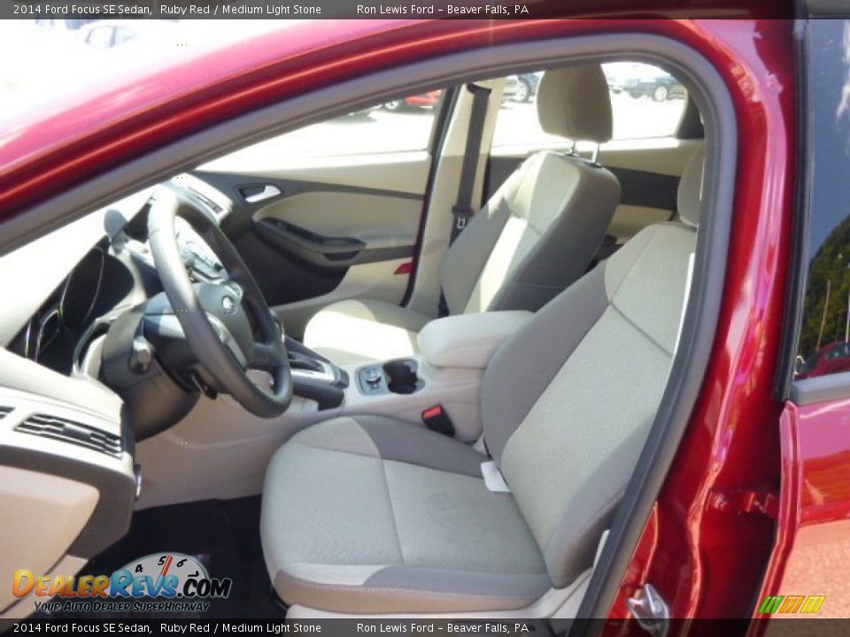 2014 Ford Focus SE Sedan Ruby Red / Medium Light Stone Photo #10