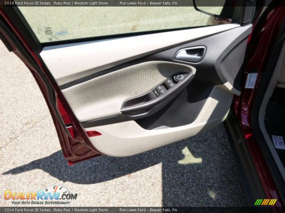 2014 Ford Focus SE Sedan Ruby Red / Medium Light Stone Photo #11