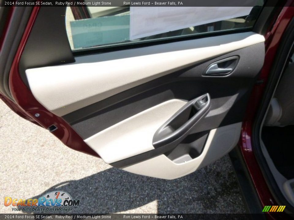 2014 Ford Focus SE Sedan Ruby Red / Medium Light Stone Photo #13