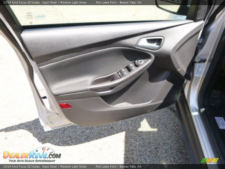2014 Ford Focus SE Sedan Ingot Silver / Medium Light Stone Photo #11