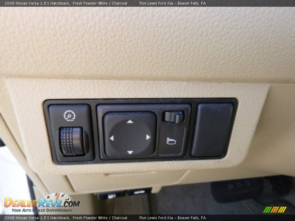 2008 Nissan Versa 1.8 S Hatchback Fresh Powder White / Charcoal Photo #17