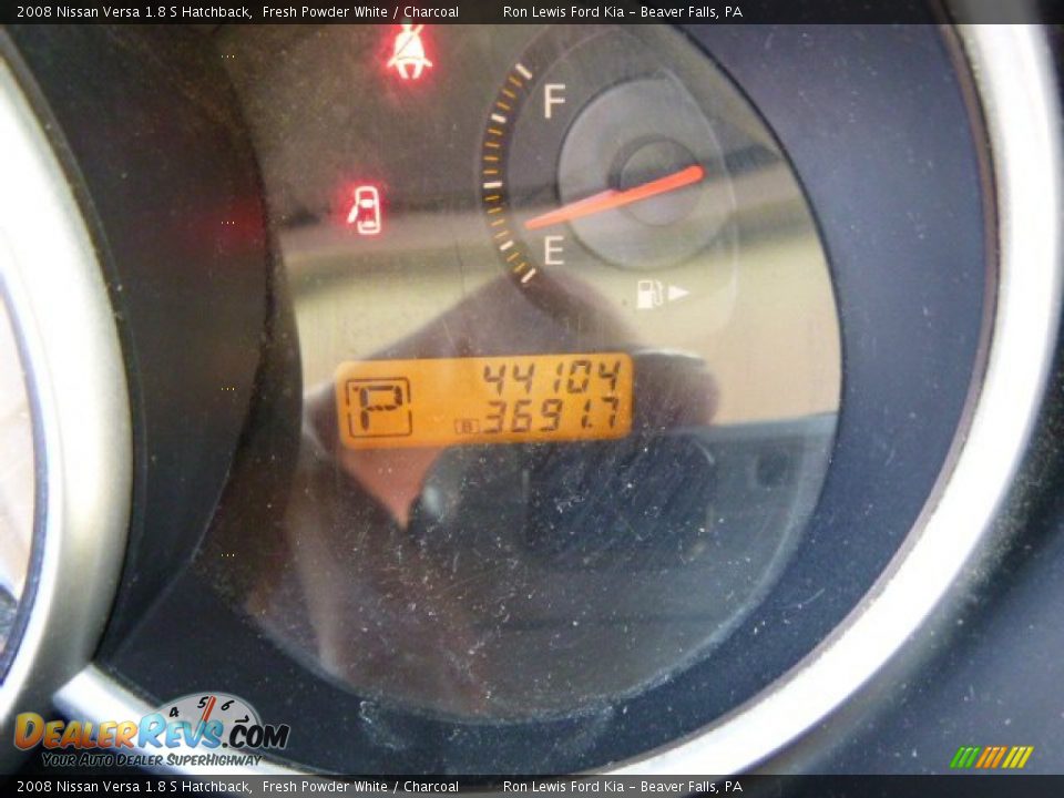 2008 Nissan Versa 1.8 S Hatchback Fresh Powder White / Charcoal Photo #19