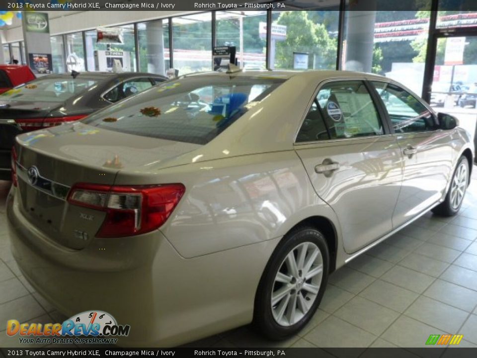 2013 Toyota Camry Hybrid XLE Champagne Mica / Ivory Photo #15