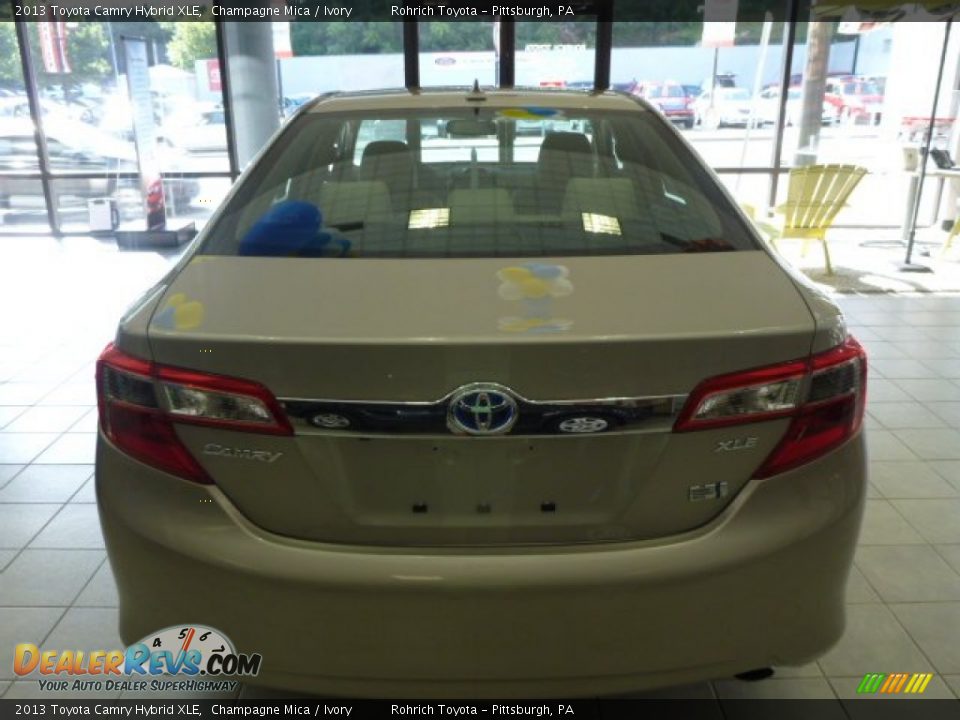 2013 Toyota Camry Hybrid XLE Champagne Mica / Ivory Photo #16