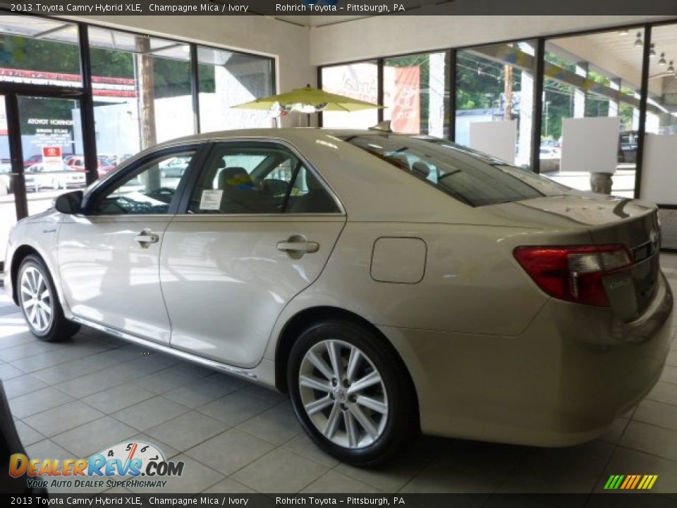 2013 Toyota Camry Hybrid XLE Champagne Mica / Ivory Photo #17