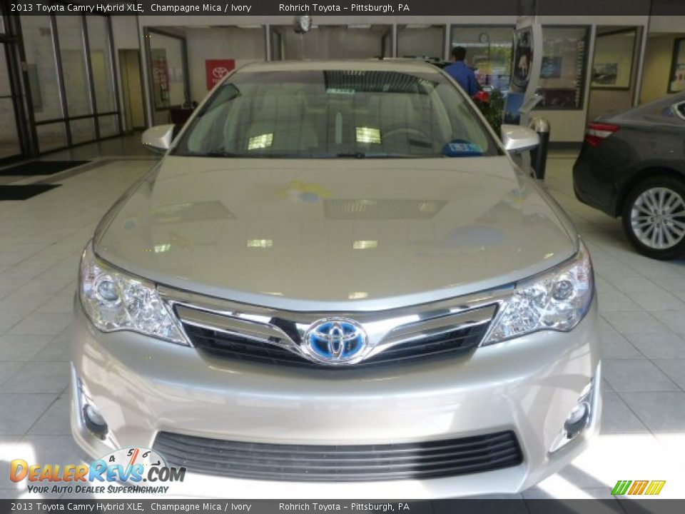 2013 Toyota Camry Hybrid XLE Champagne Mica / Ivory Photo #18