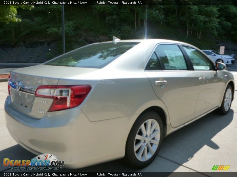 2013 Toyota Camry Hybrid XLE Champagne Mica / Ivory Photo #15