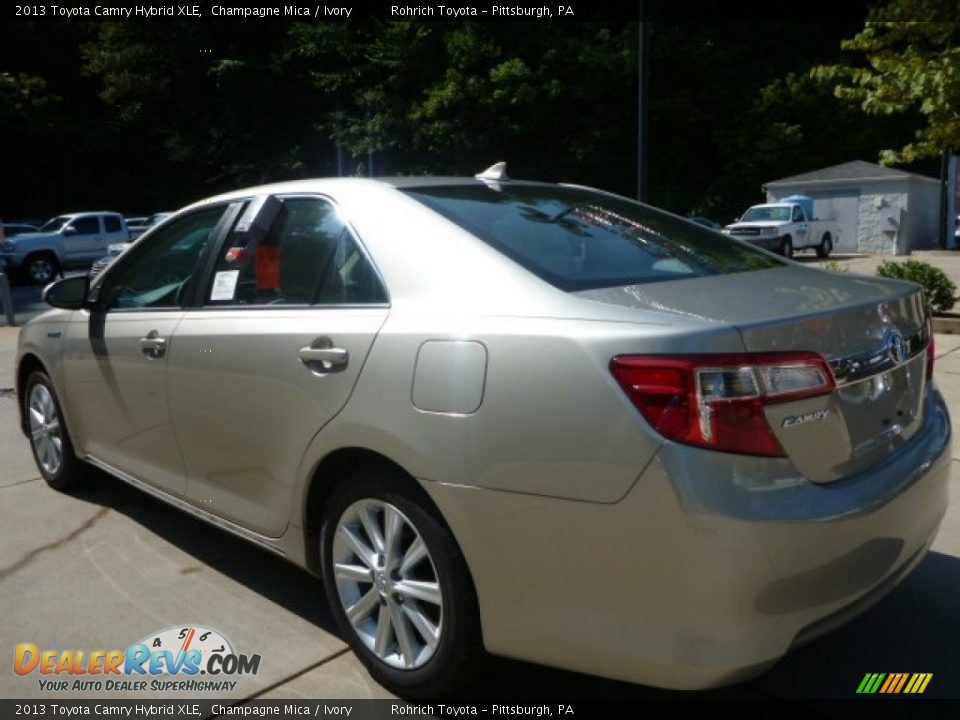 2013 Toyota Camry Hybrid XLE Champagne Mica / Ivory Photo #17