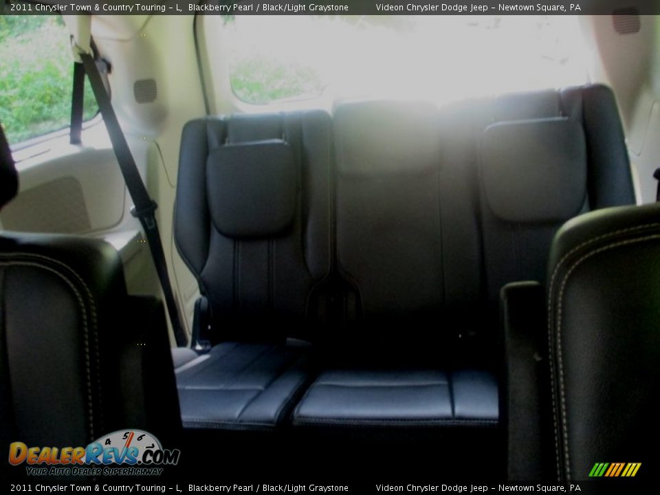 2011 Chrysler Town & Country Touring - L Blackberry Pearl / Black/Light Graystone Photo #17