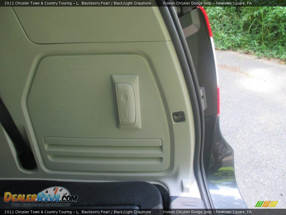 2011 Chrysler Town & Country Touring - L Blackberry Pearl / Black/Light Graystone Photo #18