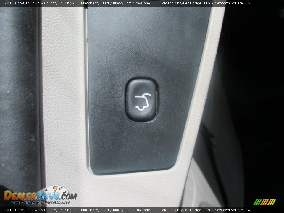 2011 Chrysler Town & Country Touring - L Blackberry Pearl / Black/Light Graystone Photo #19