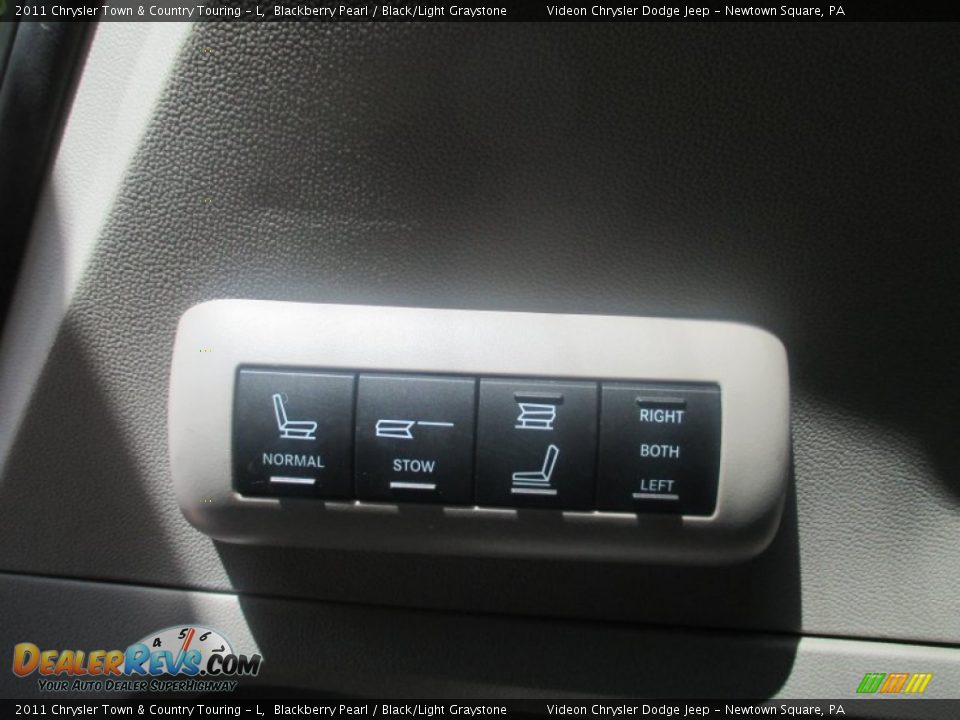 2011 Chrysler Town & Country Touring - L Blackberry Pearl / Black/Light Graystone Photo #20