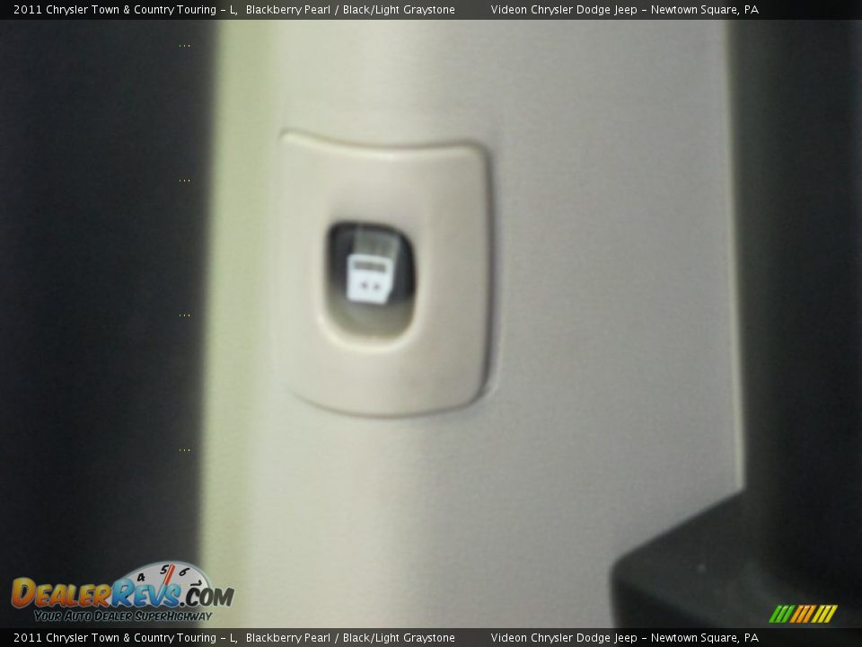 2011 Chrysler Town & Country Touring - L Blackberry Pearl / Black/Light Graystone Photo #28