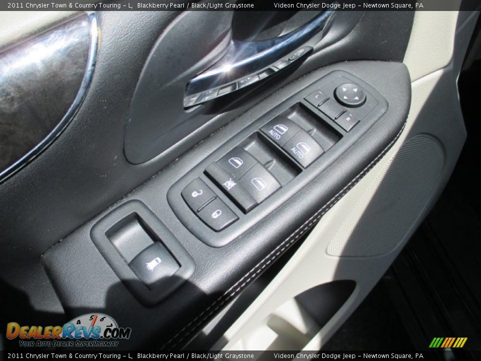 2011 Chrysler Town & Country Touring - L Blackberry Pearl / Black/Light Graystone Photo #30