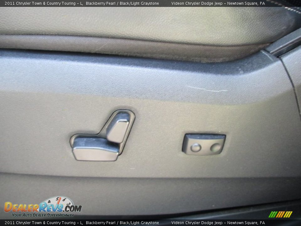 2011 Chrysler Town & Country Touring - L Blackberry Pearl / Black/Light Graystone Photo #34