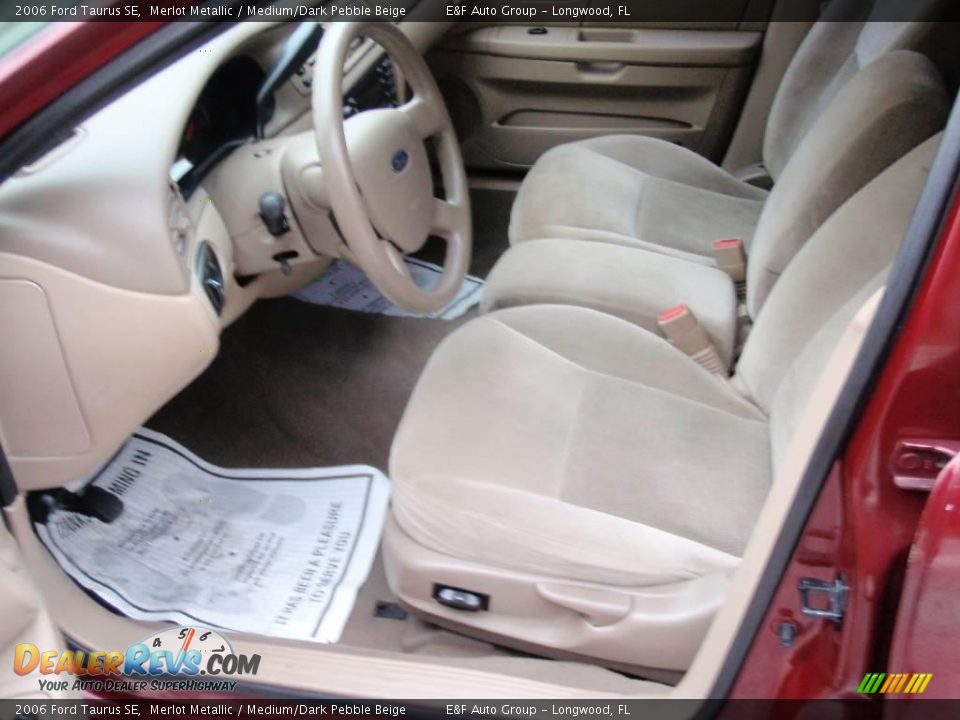 2006 Ford Taurus SE Merlot Metallic / Medium/Dark Pebble Beige Photo #2