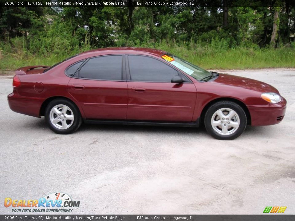 2006 Ford Taurus SE Merlot Metallic / Medium/Dark Pebble Beige Photo #4