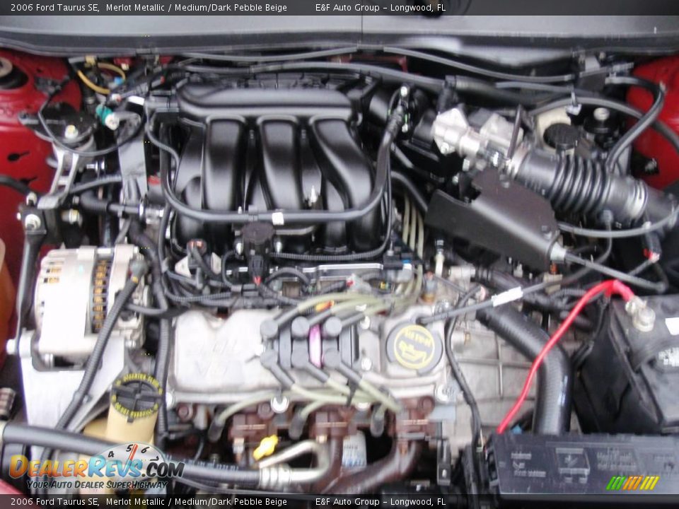 2006 Ford Taurus SE Merlot Metallic / Medium/Dark Pebble Beige Photo #5